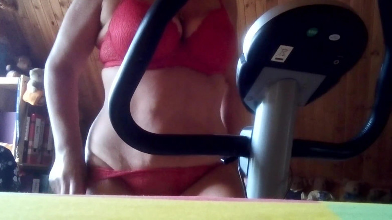 Hot-Pussy66: Lingerie vermelha sexy na bicicleta de exercícios