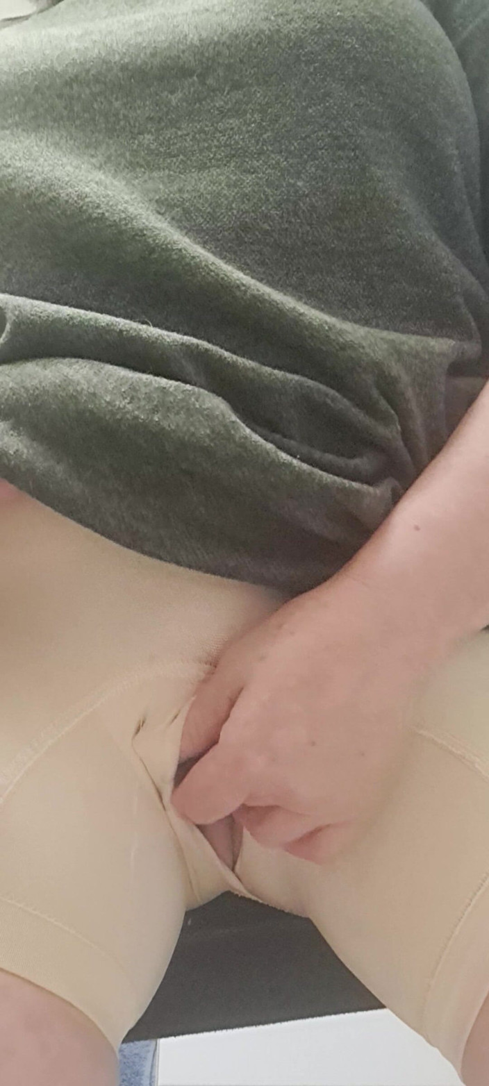 Mommy big hairy pussy: Мама витягує свою товсту піхву з дірки у великих трусиках