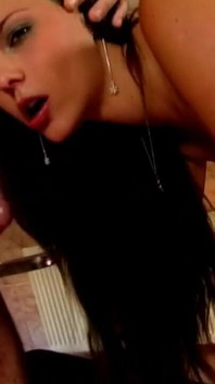 彼女のお尻に大きなコックのようなブルネット