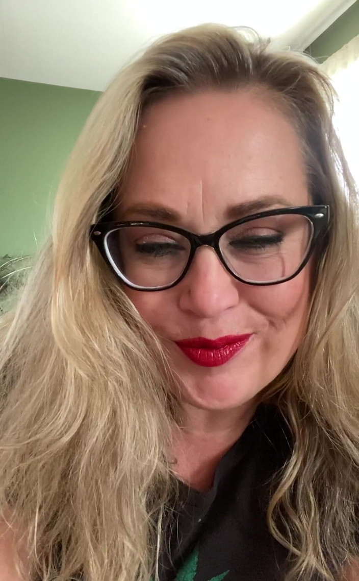 Lily Bay: Heres parte del prossimo video che ho tagliato..... Tu lo...