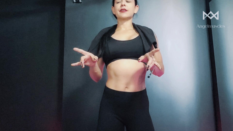 Angelmuscles: Bisep bikini kencang dan otot vena dipajang