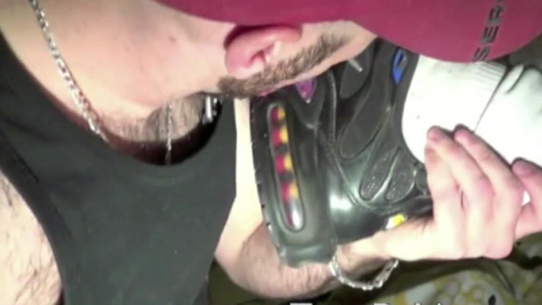 Sneaker Sex Kinky: Tênis duro na noite por garoto escamoso