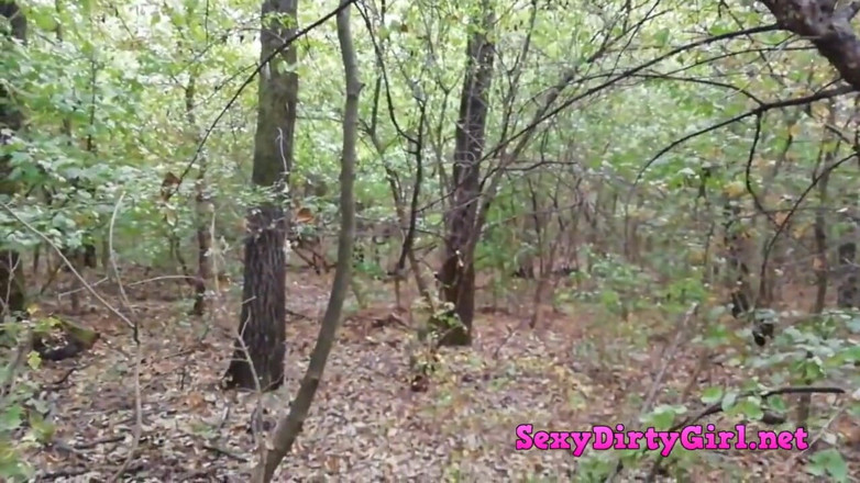Sexy Dirty Girl: Старий чувак трахає сексуальну дупу брюнетки в лісі