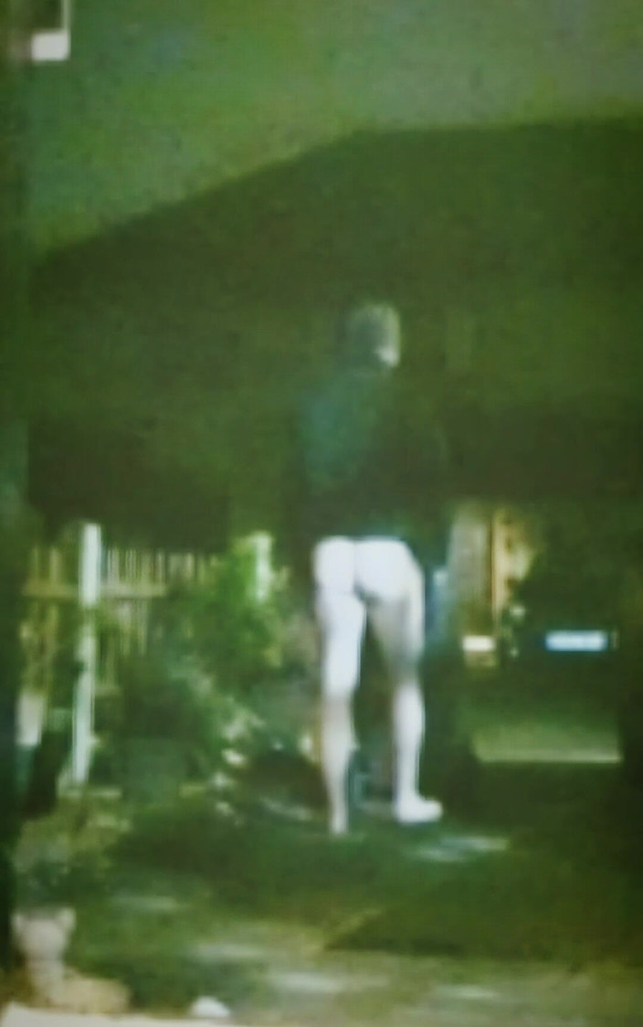 MaleModel: Pamer pantat di luar ruangan (halaman depan)