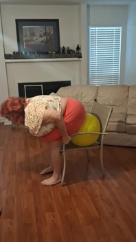 Vicki, Infirmière Bêtisière À Grosse Beauté, Essaye De Faire Éclater Un Ballon Avec Son Cul, Mais Ça Ne Marche Pas!