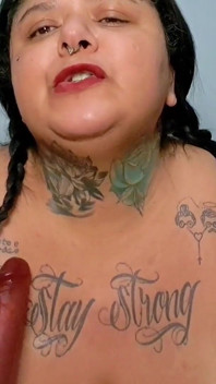 Sletterige ssbbw zuigt aan haar dildo en komt klaar