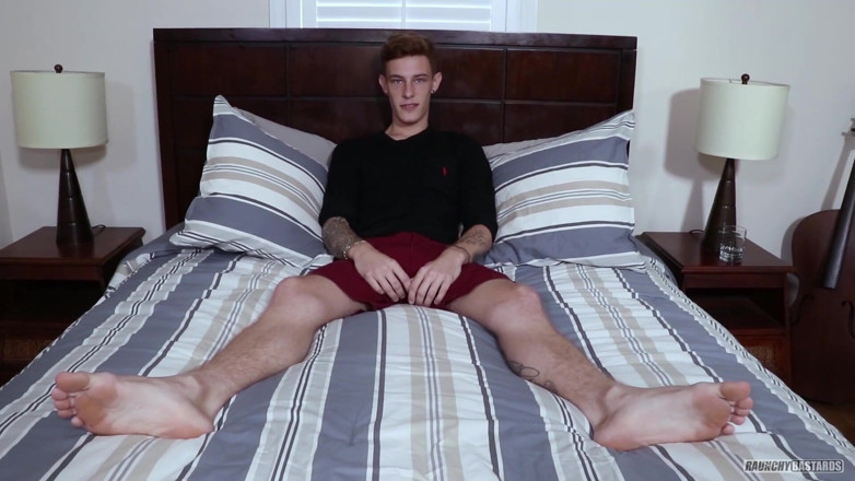 Raunchy Bastards: Str8 twink Tyler Nugent komt helemaal klaar over zichzelf in...