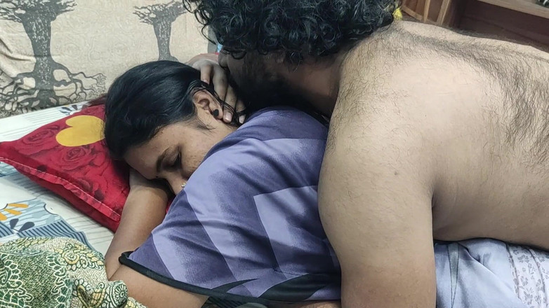 Vaigavarun45: Pasangan hot india malayali lagi mesra-mesraan dengan ciuman pantat di...