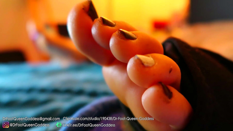 Dr. Foot Queen Goddess: Nagellackierung (grau) teil 6