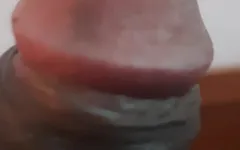 Mężczyzna prywatnie cieszy się w domu.