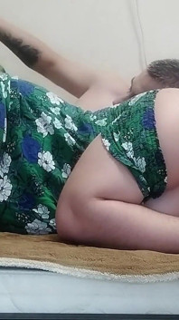 Stiefvader ziet per ongeluk zijn stiefdochter aan voor zijn vrouw en laat haar een creampie achter