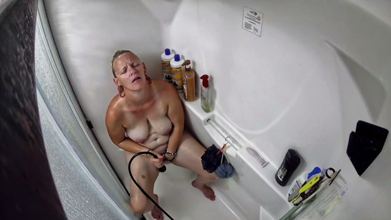 KittieNoOne: Esposa cachonda masturbándose en la ducha