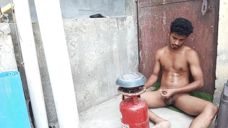 Curlyboy: Indiano garoto nu masterbating esperma enquanto faz sua refeição no...