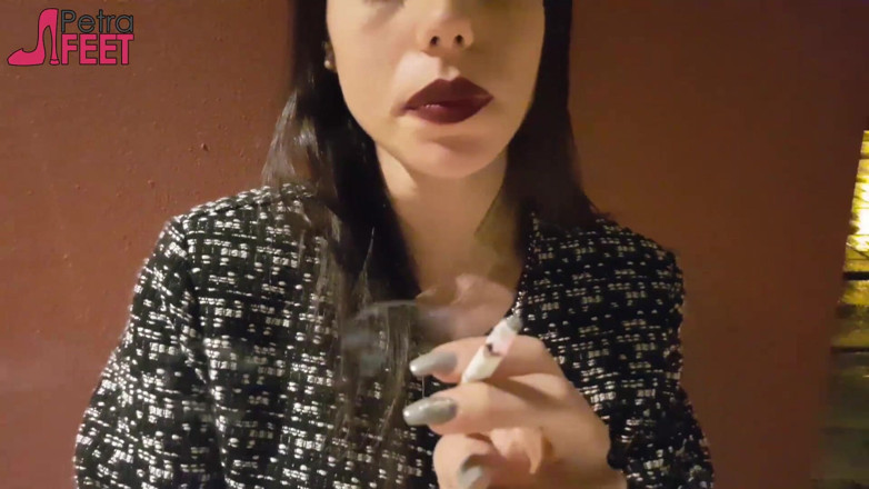 Smokin Fetish: Cette brune fabuleuse aime fumer dehors