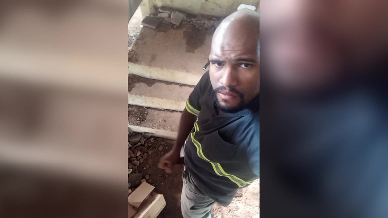 TheBlacKHunterr: На лестнице здания удар