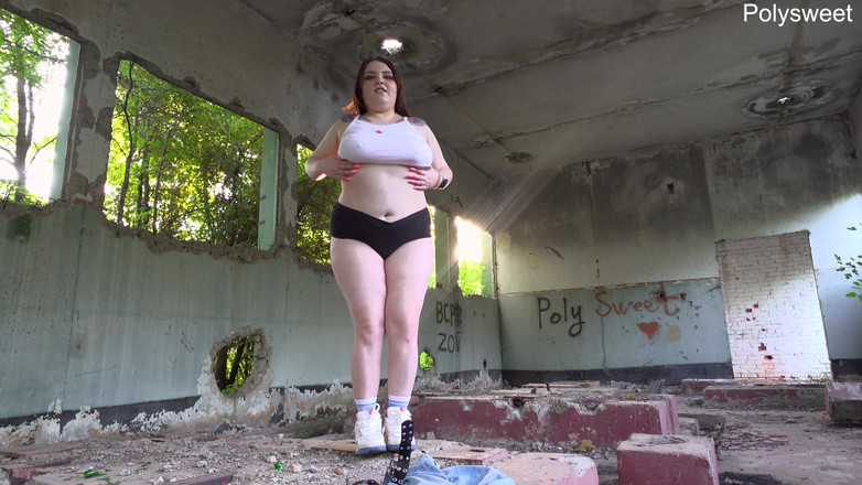 Polly Sweet: 在废墟中跳舞，用裸体震动器自慰