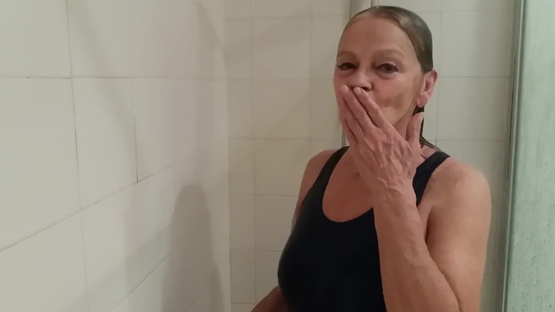 martinawest: Duşta Sıkı Bir Mayo Giymiş Büyükanne!