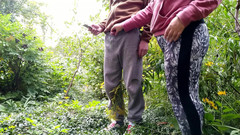OurFetishLife: 屁股华丽的紧身裤熟女帮助我在大自然中撒尿