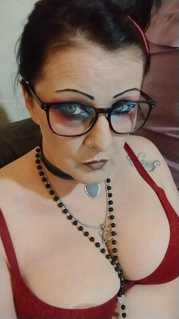 Abby Anna: 브래지어를 입고 담배를 피우는 밀프