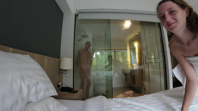 ScottishSweetie: Cowok ini menggodaku sama kontol besarnya saat aku lagi mandi