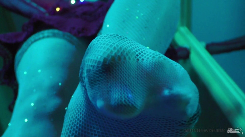 Mistress Legs: Piernas en pantimedias de rejilla blancas en vacaciones