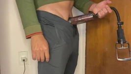 Une belle-mère allaite une grosse bite, utilise sa pompe à pénis et rend sa bite géante.