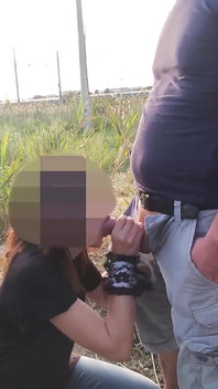 Dick Flash - uma garota me pegou me masturbando em um parque e me ajuda a gozar - Misscreamy