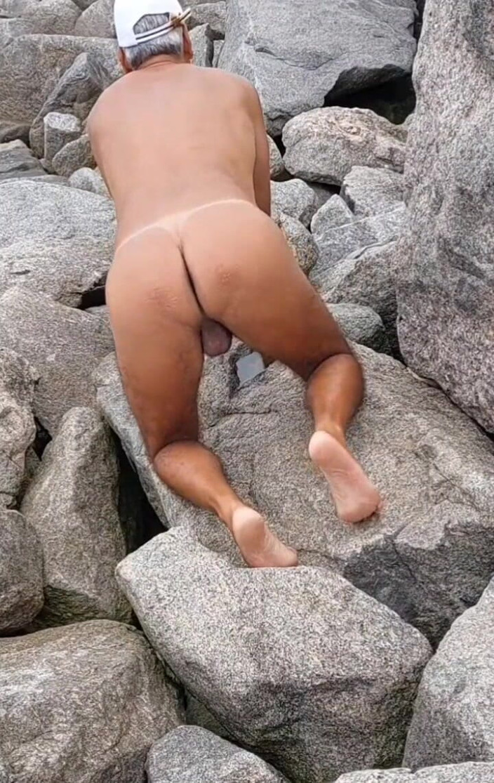 Ladysilvas: Nackte ladysilva im freien zeigt ihren heißen gebräunten arsch mit...