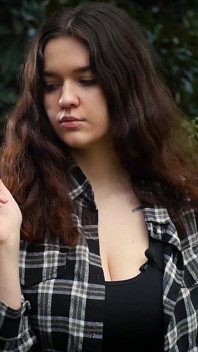 Dolce e tettona ragazza russa che fuma una sigaretta in natura