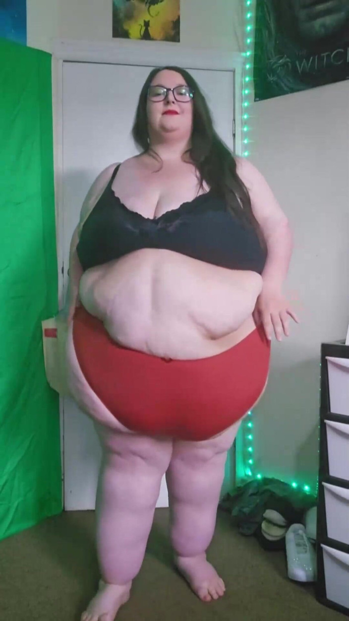 SSBBWLadyBrads: SSBBw la gigantessa che cammina con le mutandine rosse strette