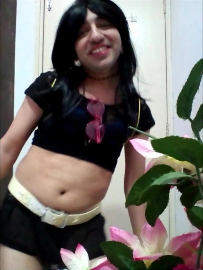 Cute & Nude Crossdresser: Сладкий кроссдрессер-сисси в сексуальном черном кроп-топе и короткой юбке с розовыми очками, белым поясом и кольцом для волос.