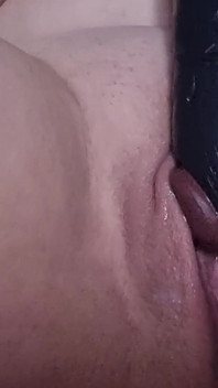 Matură sexy amatoare a umplut ambele găuri până obține un orgasm geat