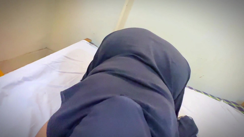 Aria Mia: 戴穆斯林头巾的阿拉伯热辣女仆想要大屁股性爱，而她想要一个可以摧残她毛茸茸的阴户的男人