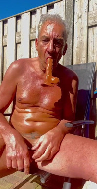 Dildo ile oynamak