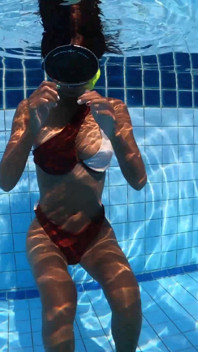 Nuoto collegato e giocare all'aperto