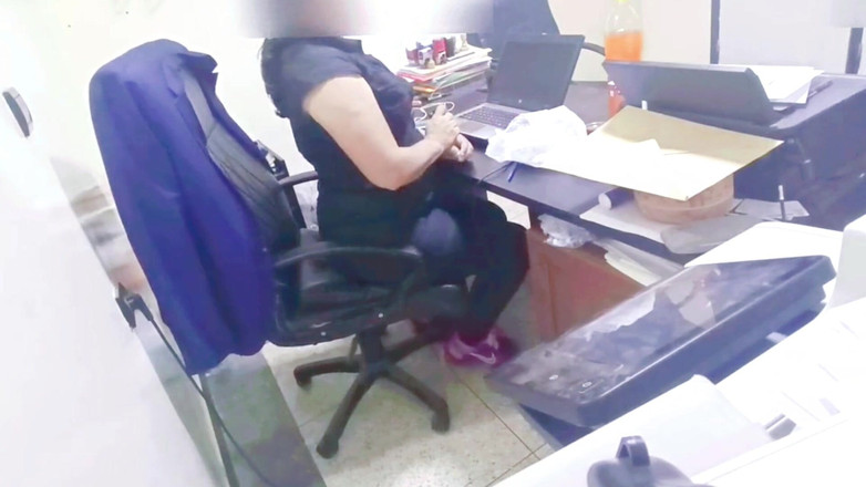 BBW LATINA: Můj šéf mě šukal ve své kanceláři, dokud se mi začaly třást...