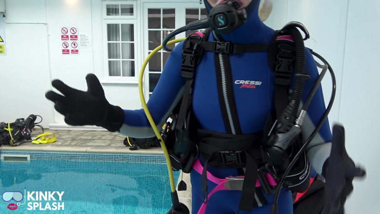 UKCuteGirl Lucy Lauren: Scuba Retreat část 1: Uzavřeno v neoprénu a prosí o potíže