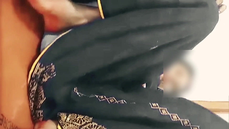 DesiBurChudai: Hintli köy evi evli kadın amcığına fingring yapmak istiyor