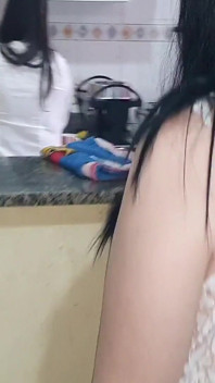 Aku ngentot teman istriku waktu dia lagi cuci piring