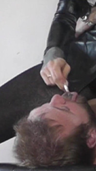 Maîtresse Cleo S’assoit Sur Le Visage De Son Esclave Pour Fumer!