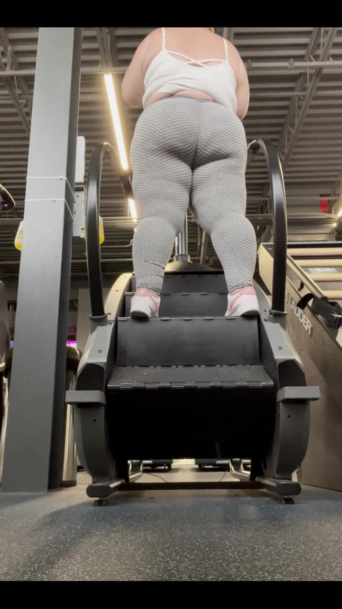Miss Pink Plush: Vorresti aiutarmi ad allenarmi in palestra o semplicemente guardare il...