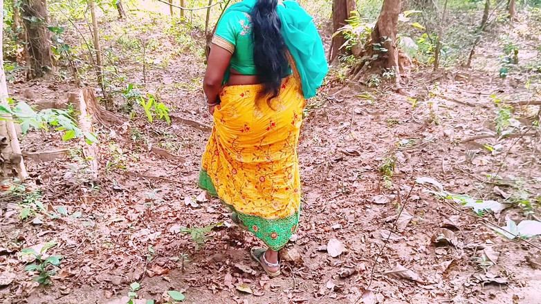 Telugu honey lips: 户外森林性爱。德西 bhabi 操丈夫的小大鸡巴。泰卢固肮脏的谈话。