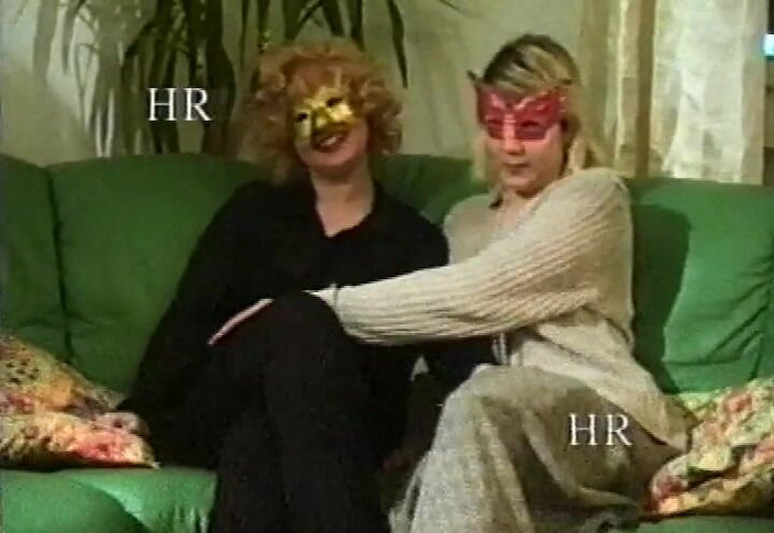 Italian swingers LTG: 오줌을 싸는 쓰리섬 섹스 독점 비디오 - 빈티지 이탈리아 - 음란한 여성 전시회!