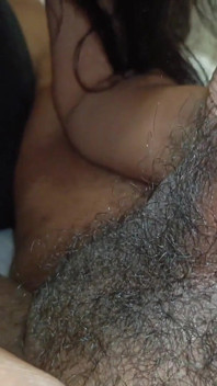 Büyük Yaraklı Ji Aishu'nun Seksi Vücudu Tarafından Baştan Çıkarılıyor Sıkı Amını Ve Götünü Sikiyor