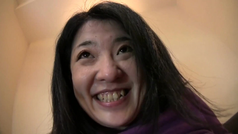 Asian Mature Climax: 毛茸茸的亚洲熟女张开双腿并在试镜时被玩弄