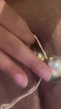 Wildenglishbbw kegan taşaklarla tek başına oynuyor