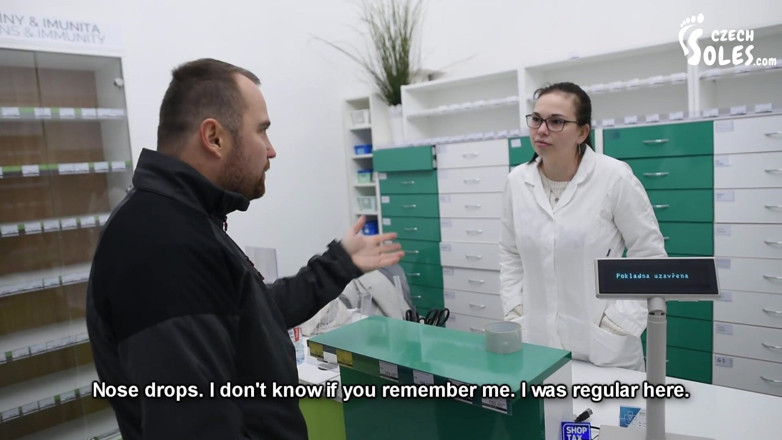 Czech Soles - foot fetish content: Чоловік поклоняється великим босим ногам одного милого фармацевта