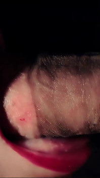 Intieme close-up: lippen opgesloten in extase
