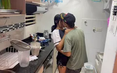 Ma demi-sœur n’est pas sûre de sa sexualité, je la fais excitée et je la baise dans la cuisine.
