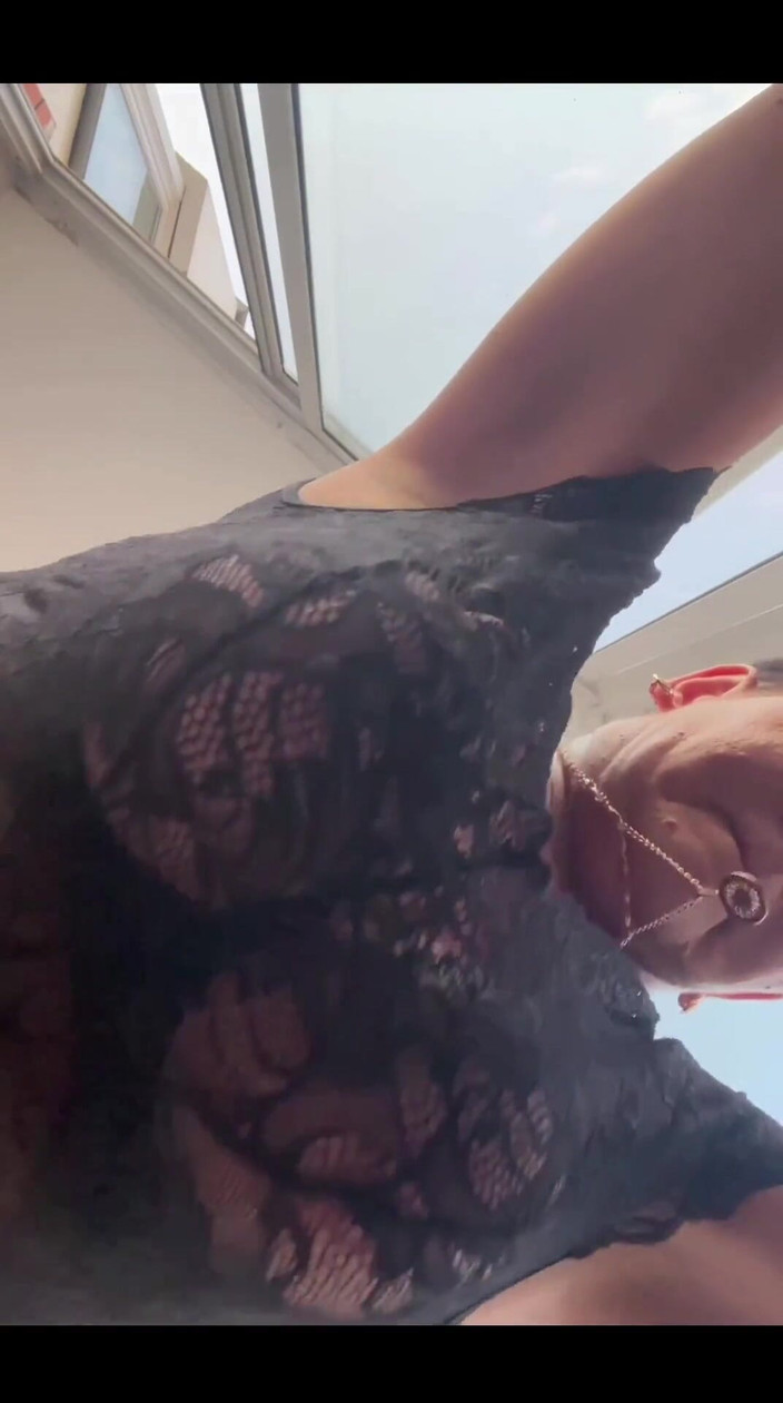 KarmenMilf: Mai mult efeminat într-o rochie frumoasă